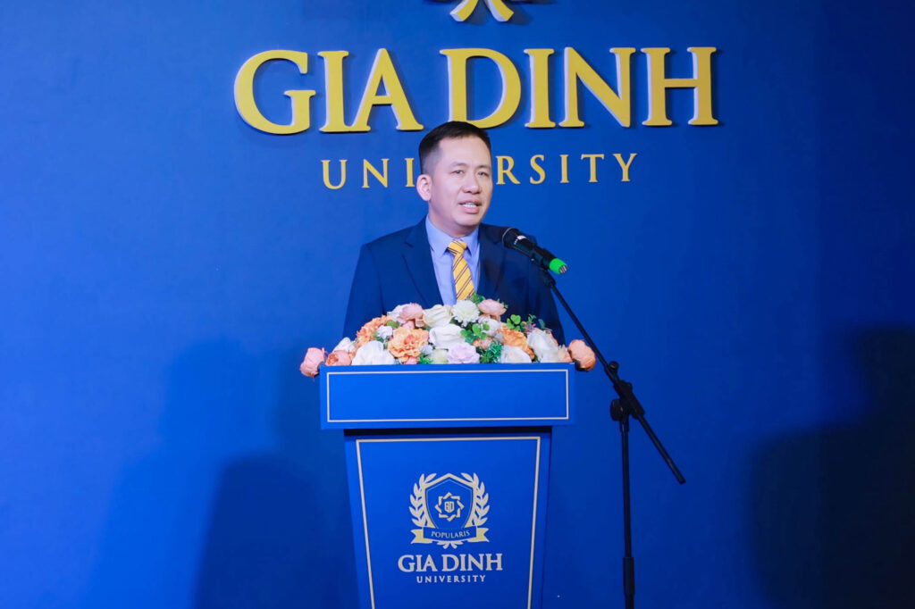 Các diễn giả và doanh nghiệp nhận hoa và thư cảm ơn từ Trường Đại học Gia Định 