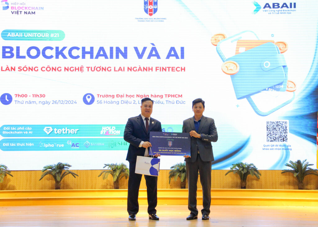 Ông Đào Trung Thành đại diện Viện ABAII trao tặng 30 suất học bổng cho sinh viên Trường Đại học Ngân hàng TPHCM