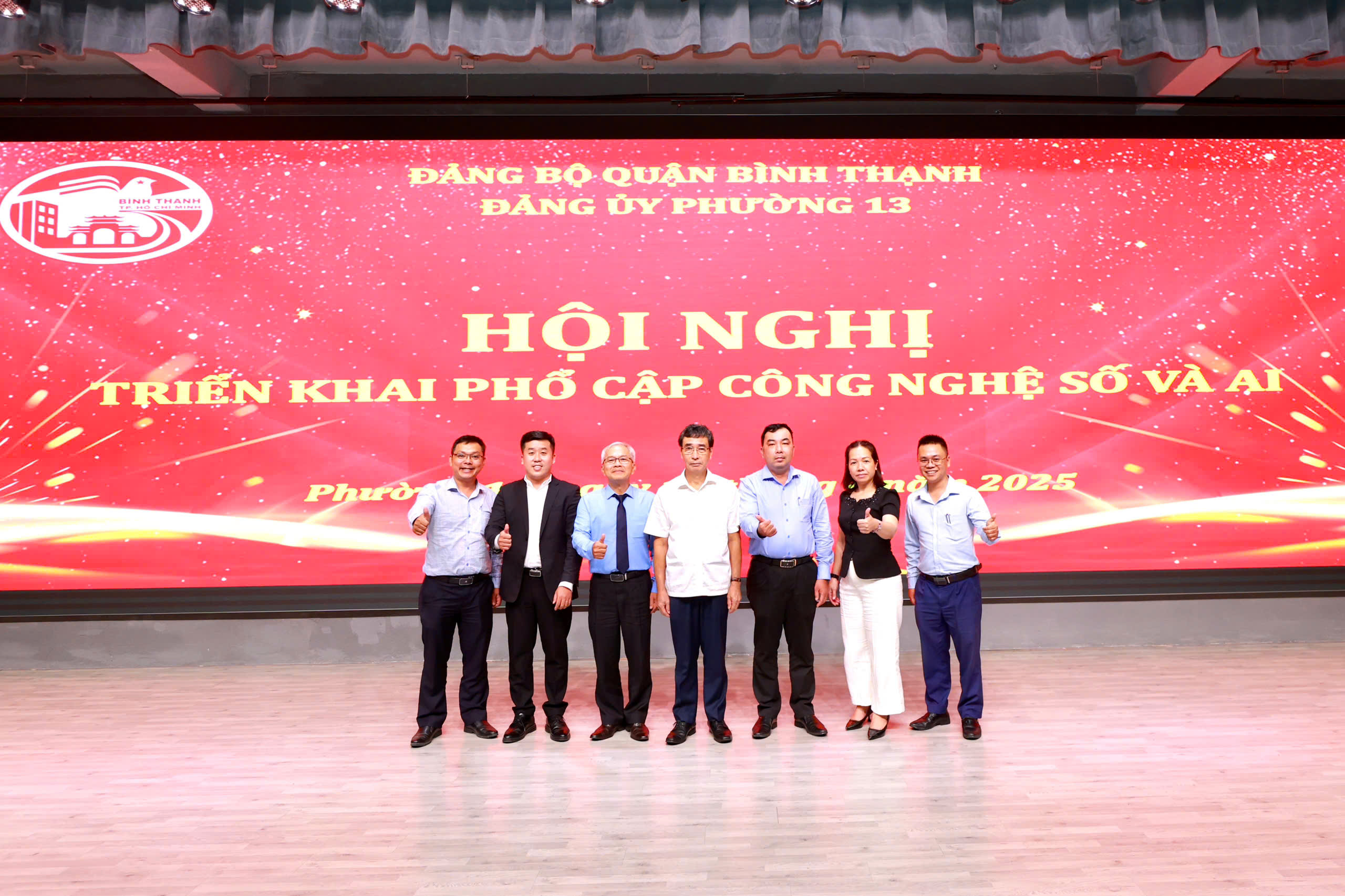 Đại diện Viện ABAII và Đảng ủy phường 13 chụp ảnh lưu niệm sau hội nghị “Triển khai phổ cập công nghệ số và AI”