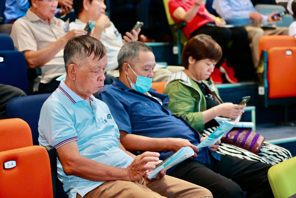 Đại biểu tham dự hội nghị tìm hiểu tài liệu hướng dẫn và trải nghiệm trực tiếp các ứng dụng trí tuệ nhân tạo do Viện ABAII giới thiệu