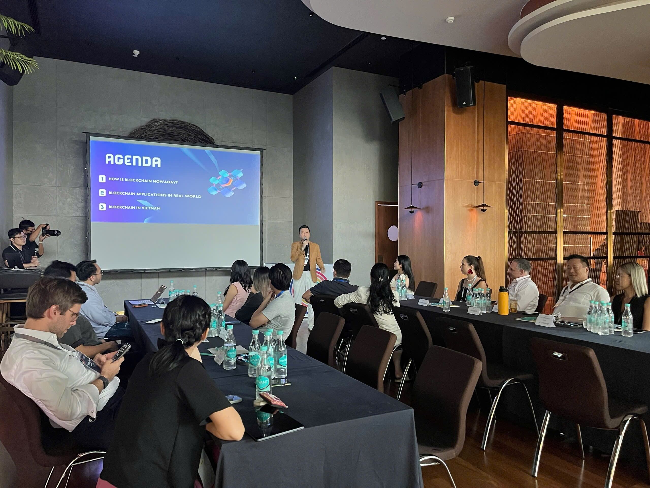 Các doanh nhân thuộc mạng lưới EO toàn cầu cập nhật về xu hướng blockchain và tài sản mã hoá tại buổi chia sẻ do EO Vietnam tổ chức.