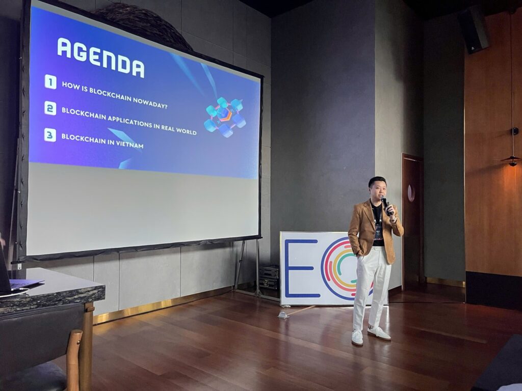 Ông Trần Huyền Dinh trình bày về thực trạng và ứng dụng của blockchain tại sự kiện.
