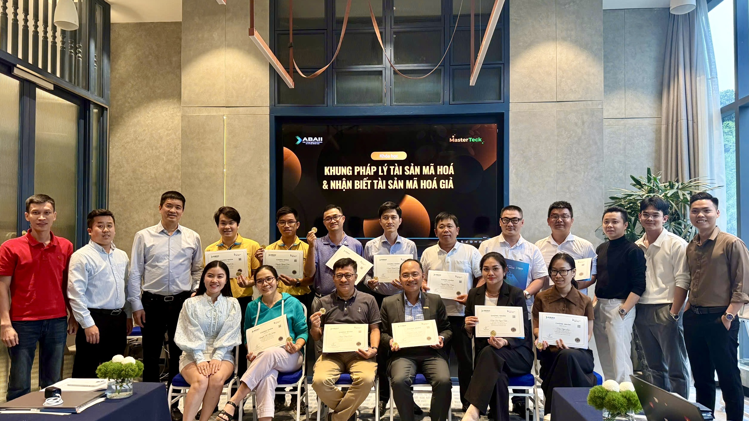 Các học viên hoàn thành khóa học được cấp chứng nhận dưới dạng NFT, ứng dụng công nghệ blockchain nhằm đảm bảo tính xác thực và dễ dàng lưu trữ, tra cứu.