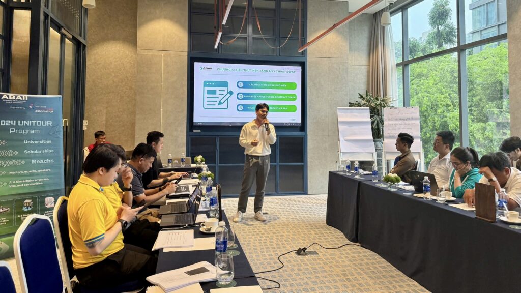 Ông Lê Anh Quốc giới thiệu kiến thức nền tảng và các thao tác kỹ thuật giúp nhận diện giao dịch bất thường trong lĩnh vực tài sản mã hoá.