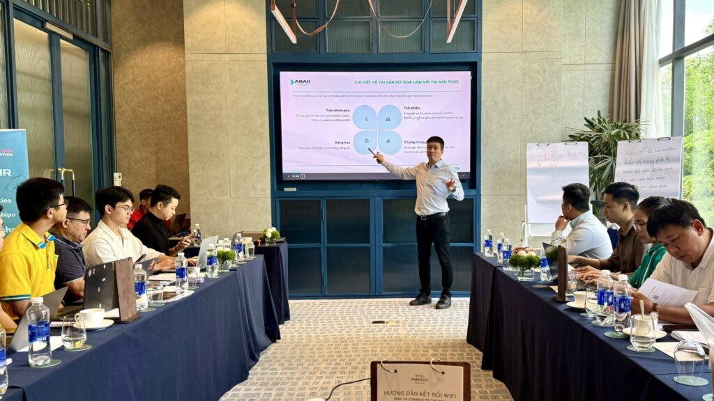 Ông Phan Đức Trung, chia sẻ về khung pháp lý tài sản mã hoá tại khoá học chuyên đề do Viện ABAII tổ chức.