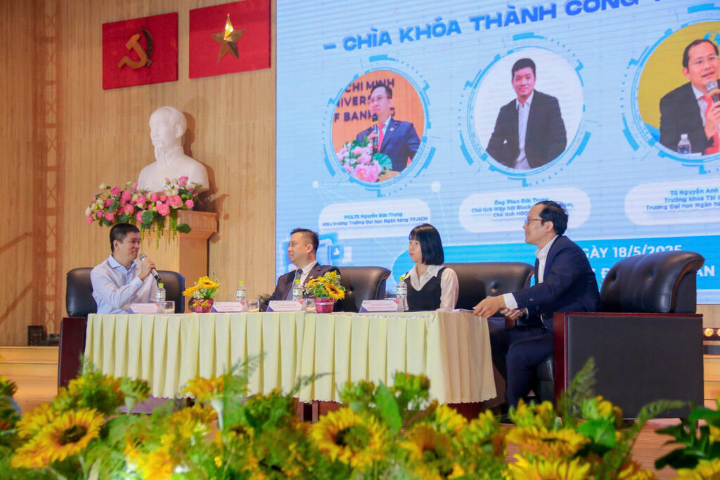 ng Phan Đức Trung thảo luận cùng các diễn giả tại tọa đàm “Nhân lực số – Chìa khóa thành công trong kỷ nguyên AI”