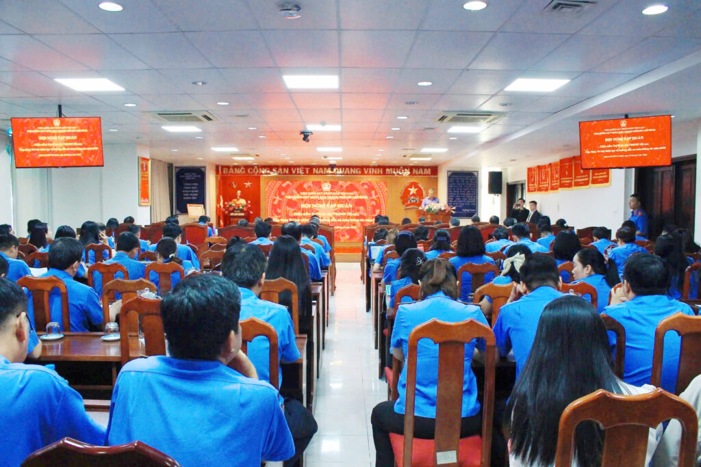 Toàn cảnh Hội nghị tập huấn với chủ đề “Ứng dụng trí tuệ nhân tạo và hướng dẫn an toàn thông tin”.