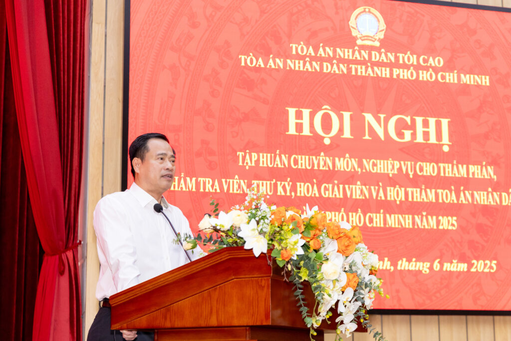 Ông Lê Thanh Phong, Chánh án Tòa án nhân dân TPHCM phát biểu tại hội nghị