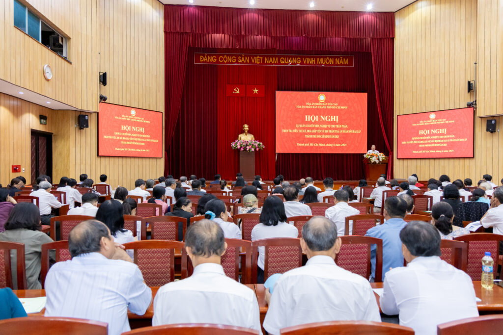 Toàn cảnh hội nghị tập huấn chuyên môn, nghiệp vụ cho thẩm phán, thẩm tra viên, thư ký, hòa giải viên Tòa án nhân dân TPHCM. 