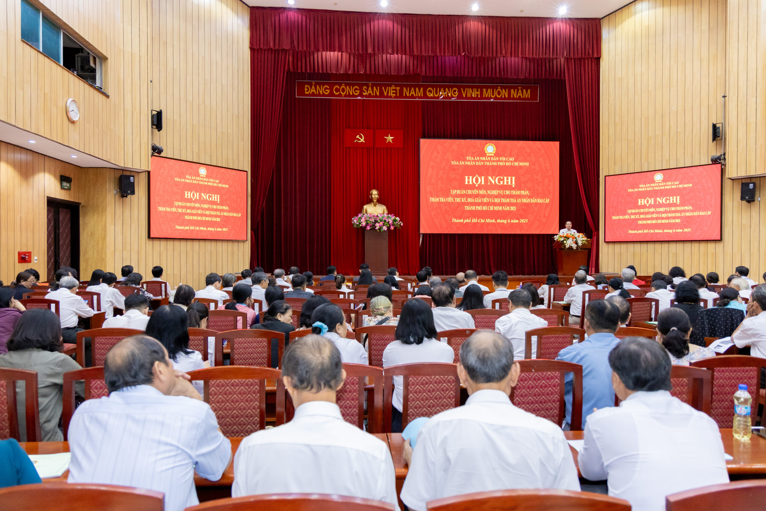 Toàn cảnh hội nghị tập huấn chuyên môn, nghiệp vụ cho thẩm phán, thẩm tra viên, thư ký, hòa giải viên Tòa án nhân dân TPHCM.