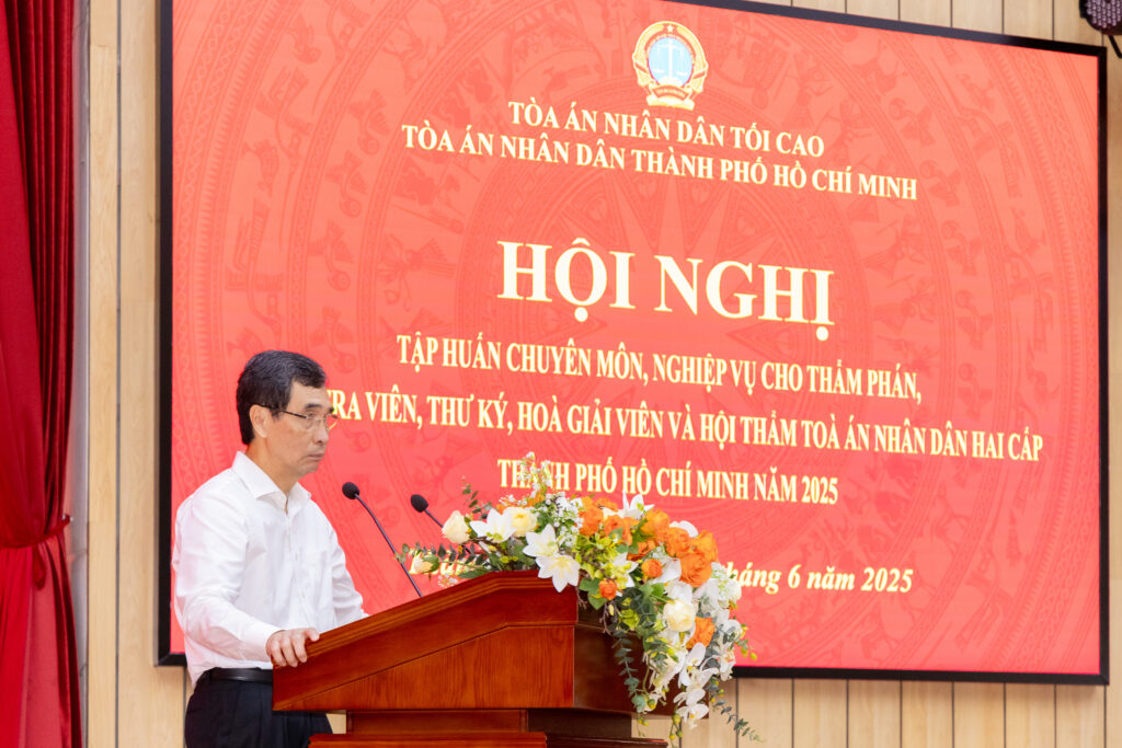 Ông Trần Việt Hùng, Nguyên Phó Chánh Văn phòng Trung ương Đảng, Cố vấn cấp cao VBA, chia sẻ về định hướng ứng dụng AI và yêu cầu quản trị công nghệ trong ngành Tòa án tại chương trình tập huấn.