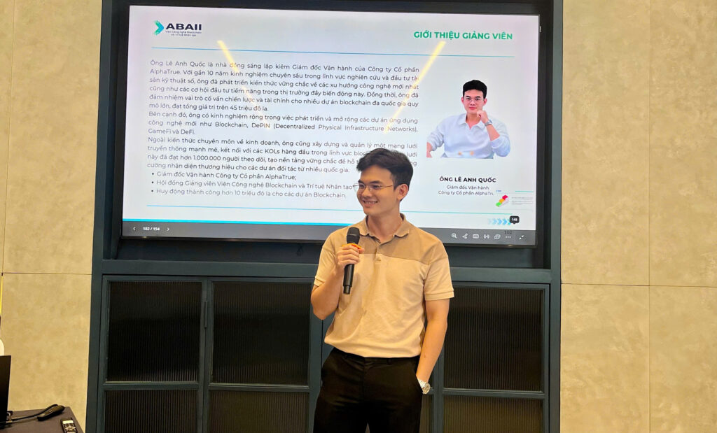 Ông Lê Anh Quốc, Giám đốc Vận hành Công ty Cổ phần AlphaTrue, hướng dẫn kỹ thuật giao dịch, sử dụng công cụ số tại khóa học.
