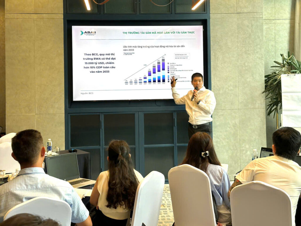 Ông Phan Đức Trung, Chủ tịch Hiệp hội Blockchain Việt Nam, Viện trưởng Viện ABAII, chia sẻ về khung pháp lý tài sản mã hóa tại khóa học ở TPHCM.