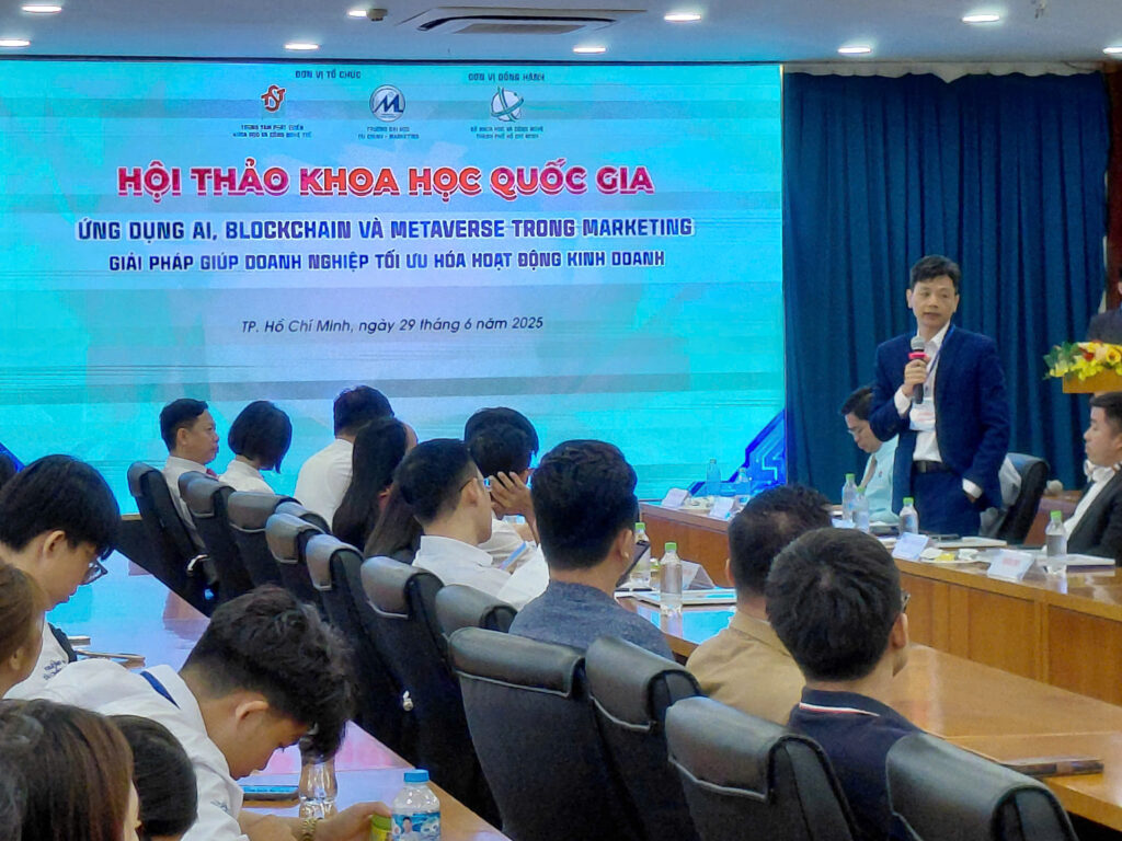 Ông Đào Trung Thành, Phó Viện trưởng Viện ABAII, chia sẻ về tác động của AI đối với marketing tại hội thảo.