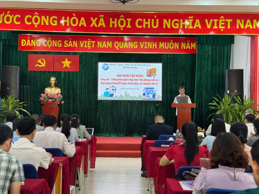 Ông Trần Việt Hùng, Nguyên Phó Chánh Văn phòng Trung ương Đảng, Cố vấn cấp cao Hiệp hội Blockchain và Tài sản số Việt Nam, phát biểu tại buổi tập huấn.