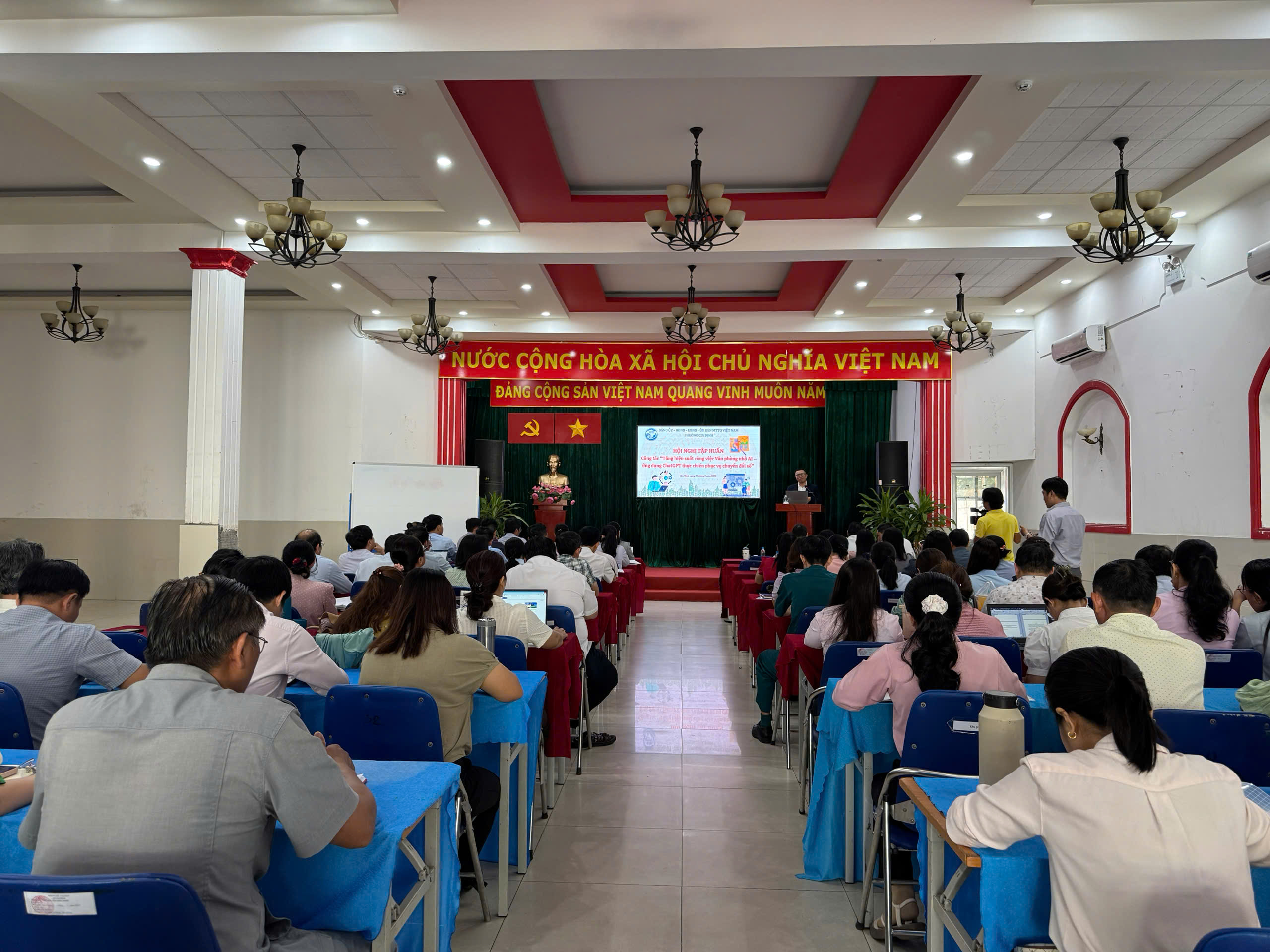 Toàn cảnh buổi tập huấn “Tăng hiệu suất công việc văn phòng nhờ AI - Ứng dụng ChatGPT thực chiến” do Viện ABAII phối hợp phường Gia Định tổ chức, với sự tham dự của hơn 200 cán bộ và đại diện các cơ quan liên quan.