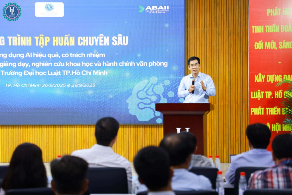 TS. Lê Trường Sơn, Hiệu trưởng Trường Đại học Luật TP.HCM, phát biểu khai mạc chương trình tập huấn.