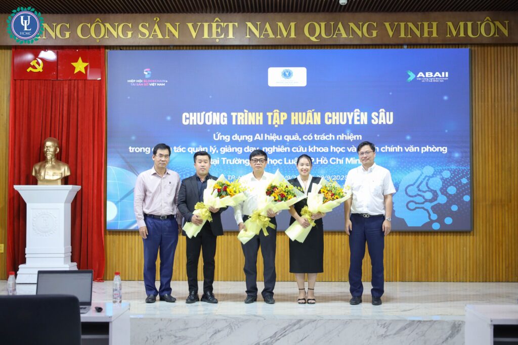 Ông Đỗ Như Lâm và bà Phạm Thùy Linh, giảng viên Viện ABAII, nhận hoa cảm ơn từ lãnh đạo Trường Đại học Luật TP.HCM.