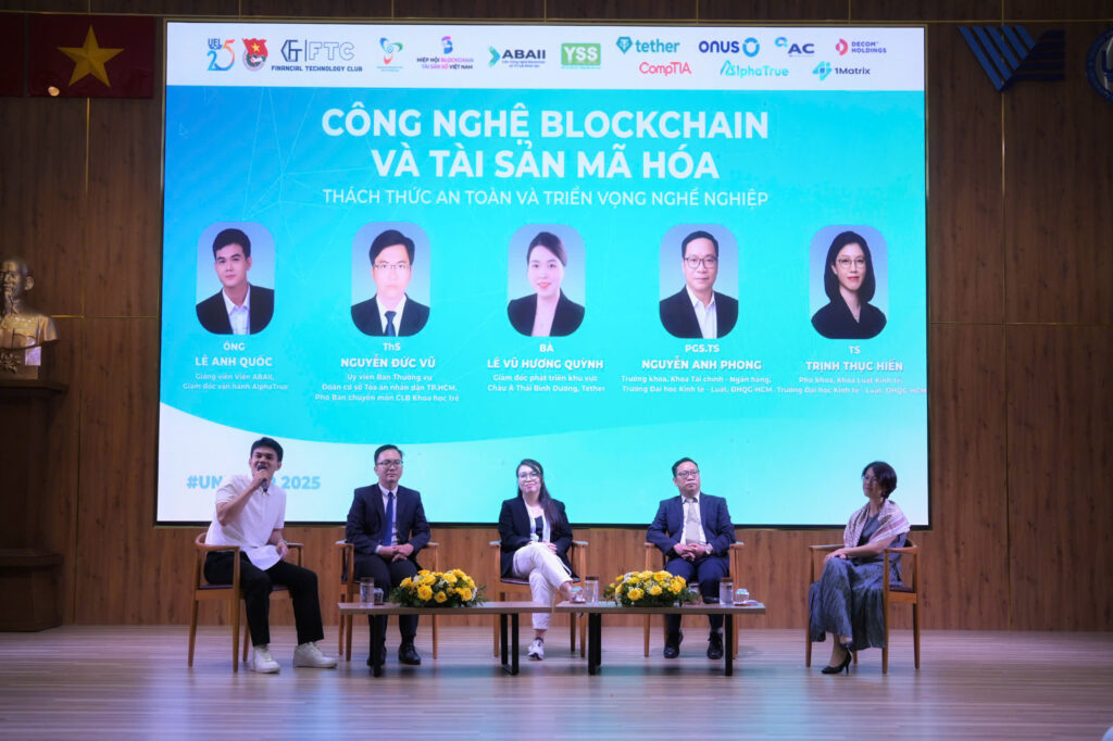 Các diễn giả chia sẻ tại phiên thảo luận “Từ khung pháp lý đến thực tiễn thị trường: Cánh cửa sự nghiệp cho sinh viên” và trao đổi trực tiếp cùng sinh viên UEL.