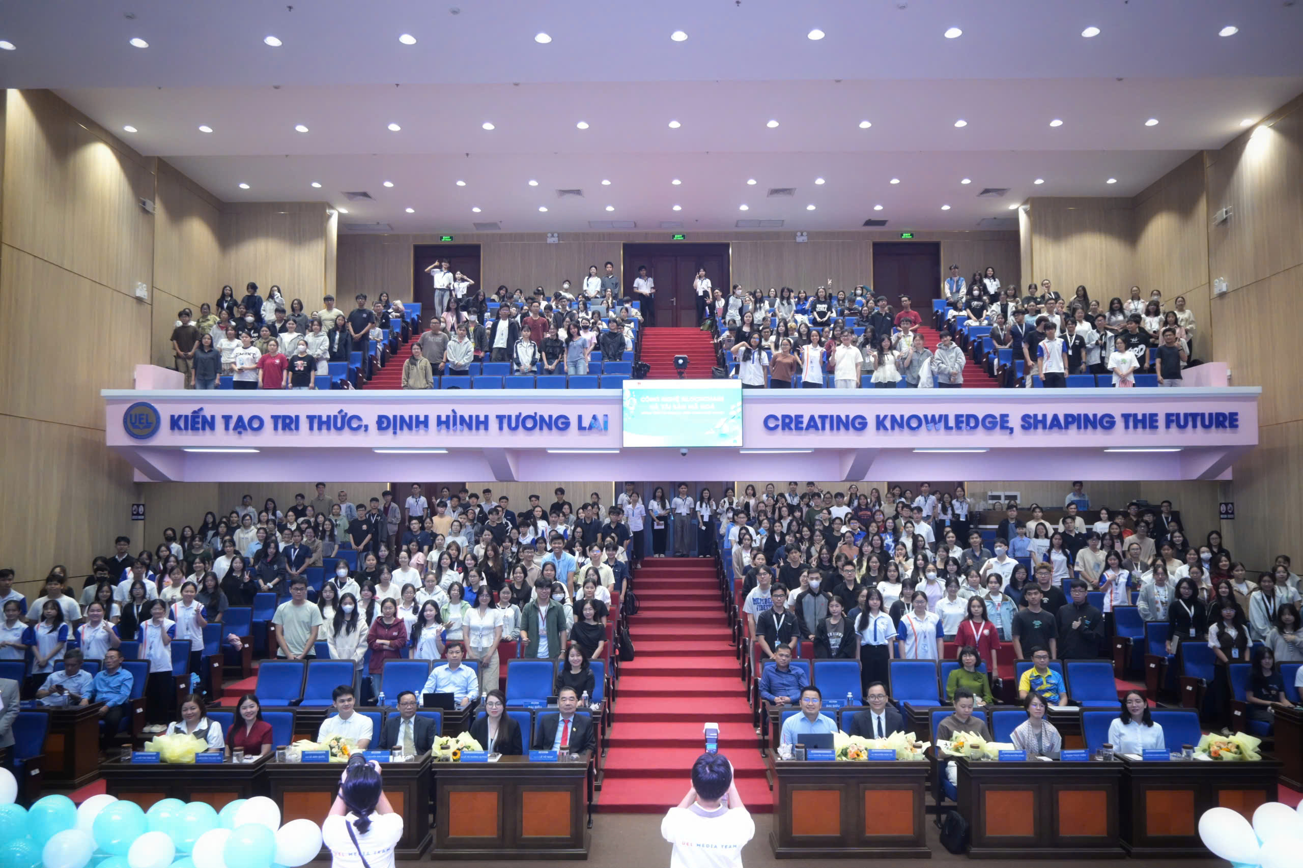 Toàn cảnh hội thảo “Công nghệ Blockchain và Tài sản mã hoá: Thách thức an toàn và triển vọng nghề nghiệp”, thu hút hơn 500 sinh viên và giảng viên UEL tham dự