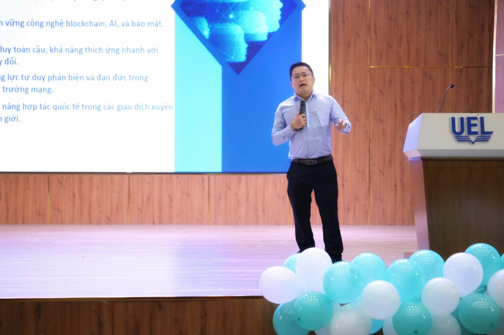 PGS.TS Nguyễn Thanh Bình, trình bày góc nhìn chính sách quốc gia về khung pháp lý tài sản mã hoá và vai trò của sinh viên trong hệ sinh thái đổi mới sáng tạo.